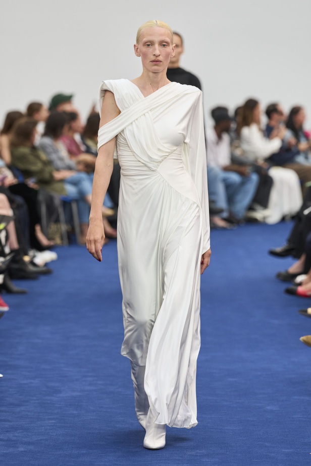 عودة اللون الأسود الى الواجهة مع مجموعةAlexandre Vauthier  لخريف وشتاء 2024 في باريس