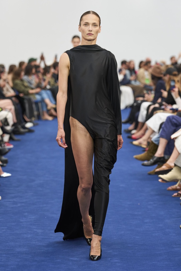عودة اللون الأسود الى الواجهة مع مجموعةAlexandre Vauthier  لخريف وشتاء 2024 في باريس