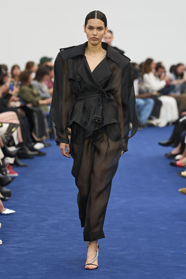 عودة اللون الأسود الى الواجهة مع مجموعةAlexandre Vauthier  لخريف وشتاء 2024 في باريس