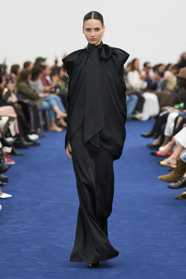 عودة اللون الأسود الى الواجهة مع مجموعةAlexandre Vauthier  لخريف وشتاء 2024 في باريس