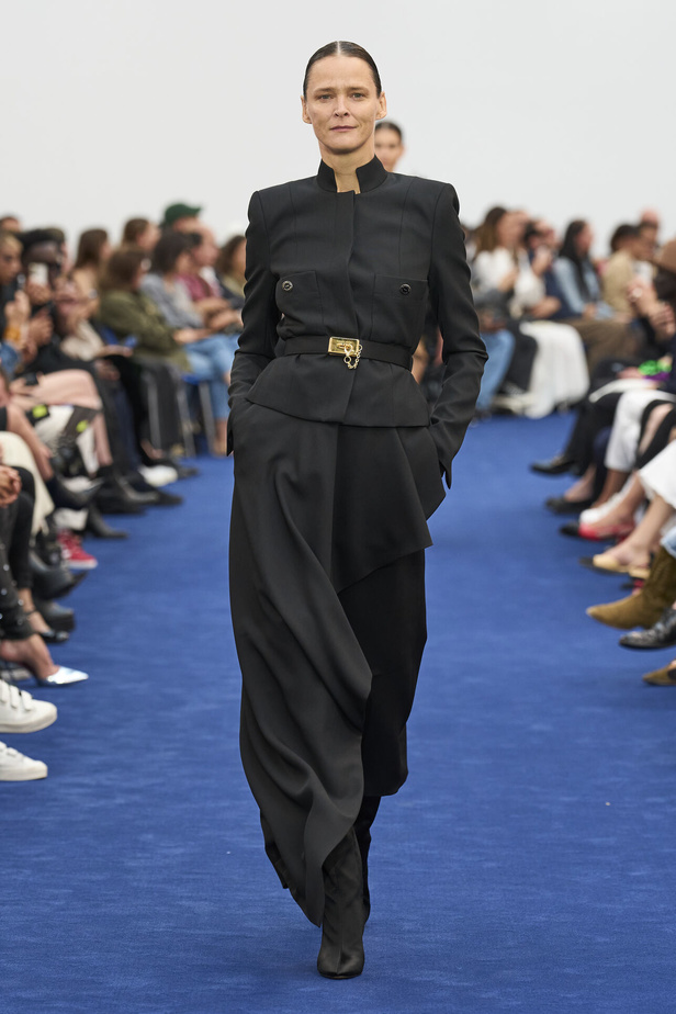 عودة اللون الأسود الى الواجهة مع مجموعةAlexandre Vauthier  لخريف وشتاء 2024 في باريس