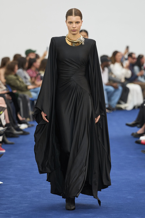 عودة اللون الأسود الى الواجهة مع مجموعةAlexandre Vauthier  لخريف وشتاء 2024 في باريس