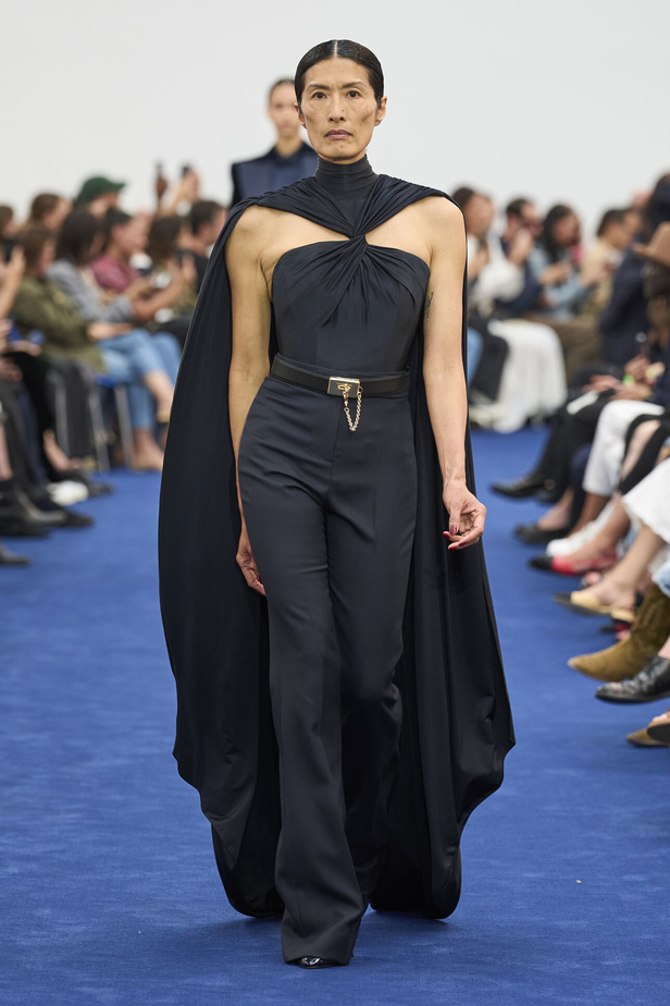 عودة اللون الأسود الى الواجهة مع مجموعةAlexandre Vauthier  لخريف وشتاء 2024 في باريس