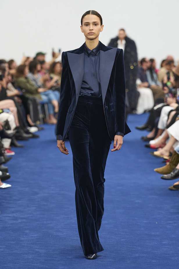 عودة اللون الأسود الى الواجهة مع مجموعةAlexandre Vauthier  لخريف وشتاء 2024 في باريس