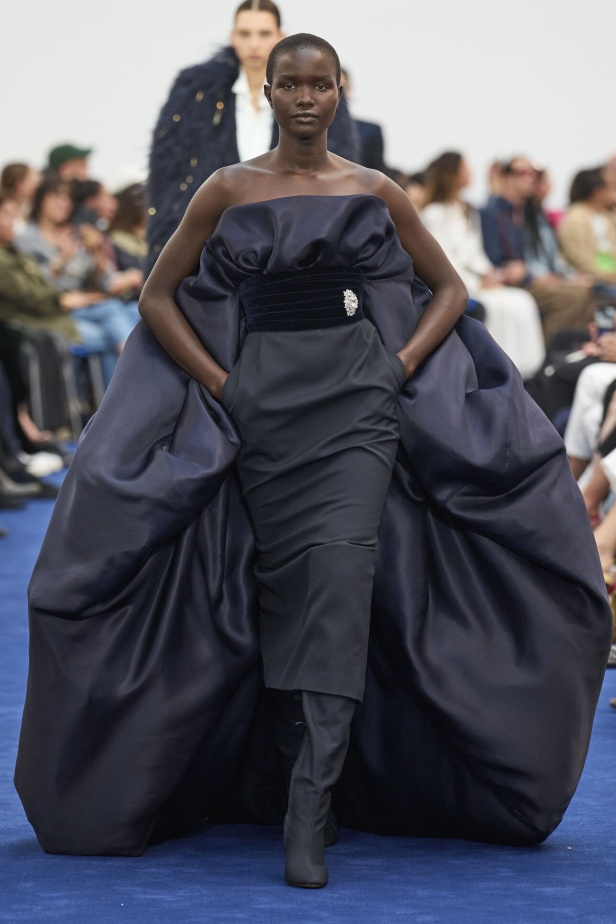 عودة اللون الأسود الى الواجهة مع مجموعةAlexandre Vauthier  لخريف وشتاء 2024 في باريس