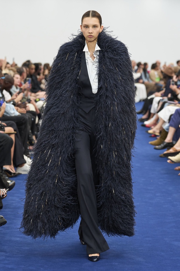 عودة اللون الأسود الى الواجهة مع مجموعةAlexandre Vauthier  لخريف وشتاء 2024 في باريس