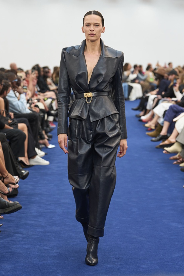 عودة اللون الأسود الى الواجهة مع مجموعةAlexandre Vauthier  لخريف وشتاء 2024 في باريس