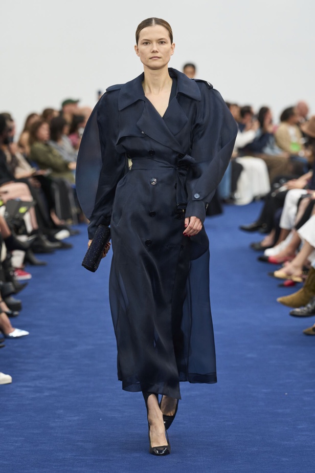 عودة اللون الأسود الى الواجهة مع مجموعةAlexandre Vauthier  لخريف وشتاء 2024 في باريس