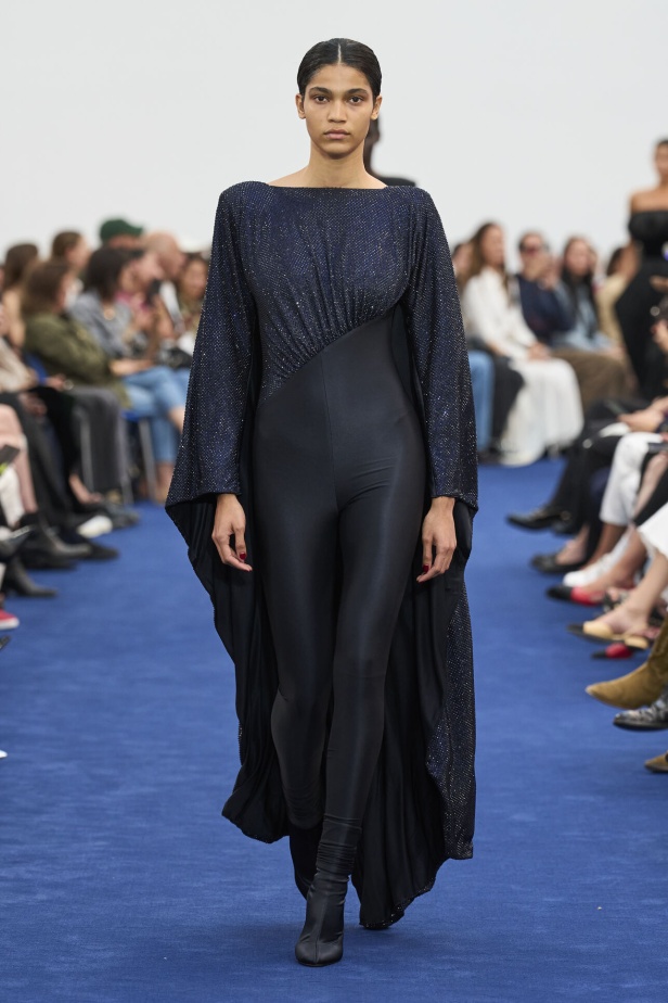 عودة اللون الأسود الى الواجهة مع مجموعةAlexandre Vauthier  لخريف وشتاء 2024 في باريس