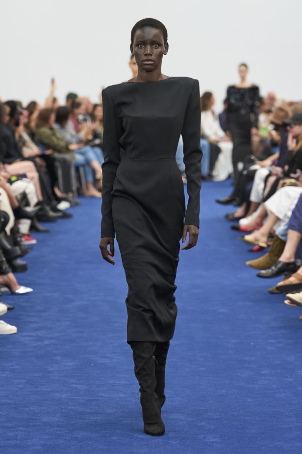 عودة اللون الأسود الى الواجهة مع مجموعةAlexandre Vauthier  لخريف وشتاء 2024 في باريس