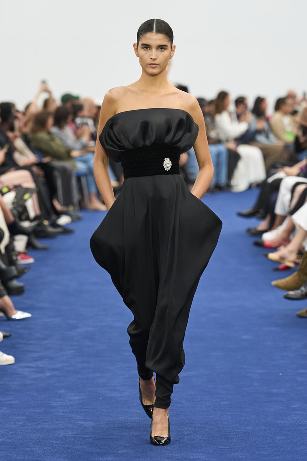 عودة اللون الأسود الى الواجهة مع مجموعةAlexandre Vauthier  لخريف وشتاء 2024 في باريس