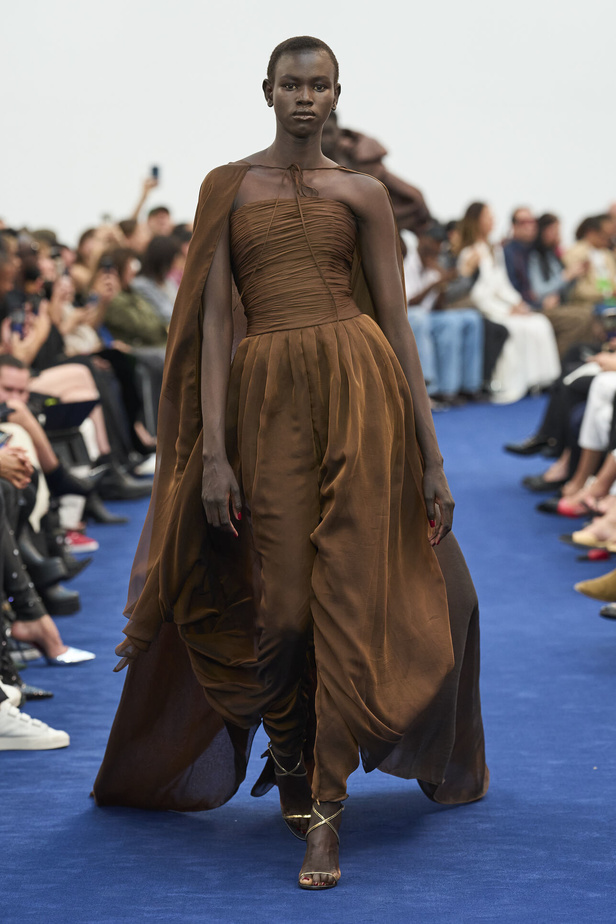 عودة اللون الأسود الى الواجهة مع مجموعةAlexandre Vauthier  لخريف وشتاء 2024 في باريس