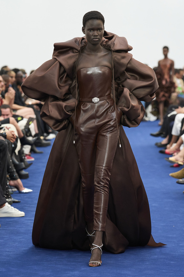 عودة اللون الأسود الى الواجهة مع مجموعةAlexandre Vauthier  لخريف وشتاء 2024 في باريس