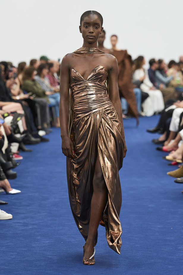 عودة اللون الأسود الى الواجهة مع مجموعةAlexandre Vauthier  لخريف وشتاء 2024 في باريس