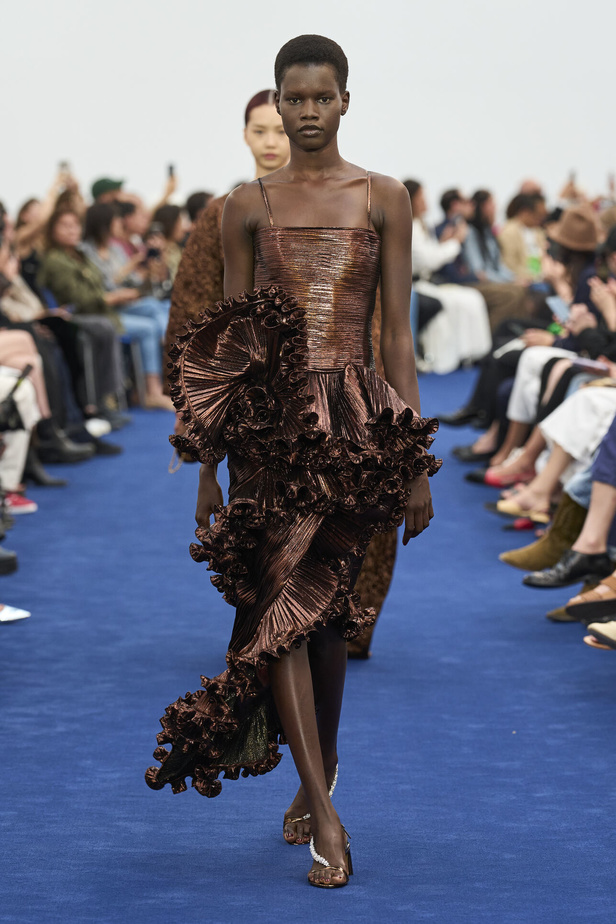 عودة اللون الأسود الى الواجهة مع مجموعةAlexandre Vauthier  لخريف وشتاء 2024 في باريس