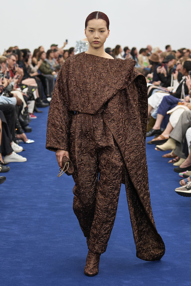 عودة اللون الأسود الى الواجهة مع مجموعةAlexandre Vauthier  لخريف وشتاء 2024 في باريس