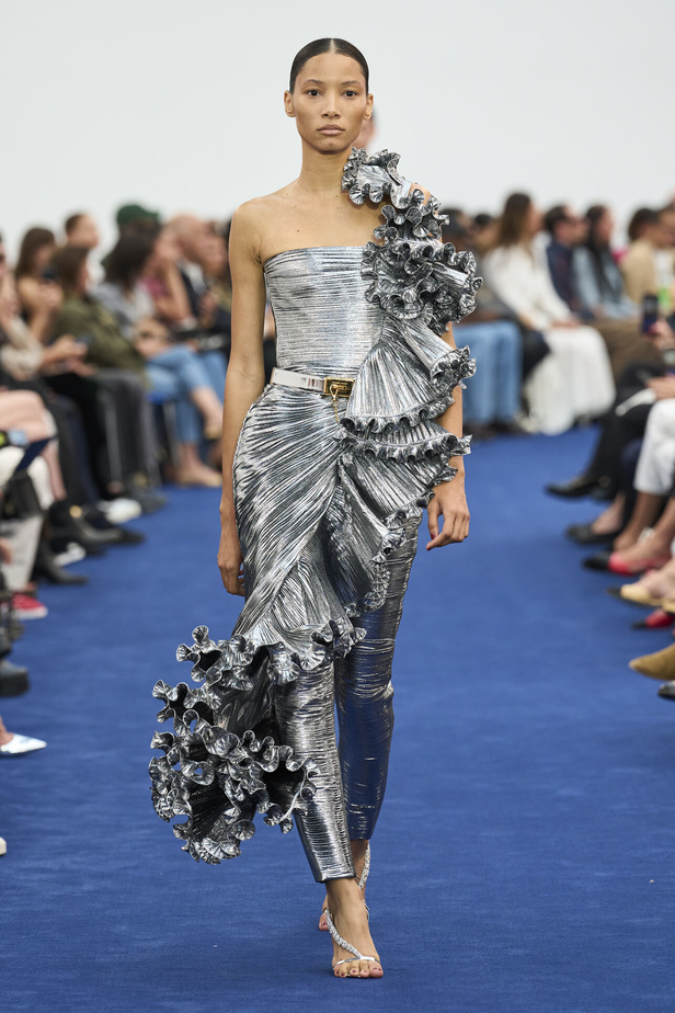 عودة اللون الأسود الى الواجهة مع مجموعةAlexandre Vauthier  لخريف وشتاء 2024 في باريس