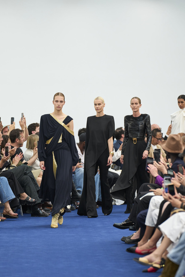 عودة اللون الأسود الى الواجهة مع مجموعةAlexandre Vauthier  لخريف وشتاء 2024 في باريس
