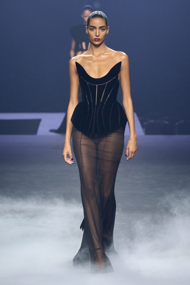 "آشي ستوديو" يدخل تاريخ الموضة من الباب العريض... أول مصمم سعودي في أسبوع باريس للأزياء الراقية بمجموعة ساحرة