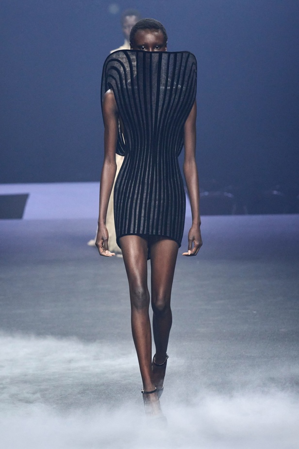 "آشي ستوديو" يدخل تاريخ الموضة من الباب العريض... أول مصمم سعودي في أسبوع باريس للأزياء الراقية بمجموعة ساحرة