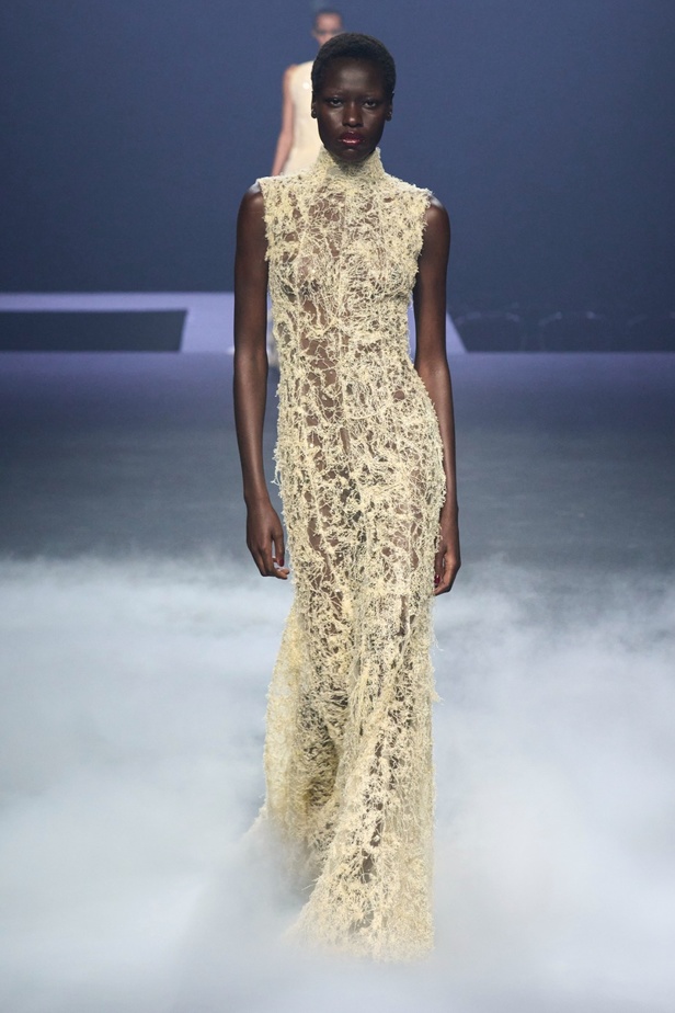 "آشي ستوديو" يدخل تاريخ الموضة من الباب العريض... أول مصمم سعودي في أسبوع باريس للأزياء الراقية بمجموعة ساحرة