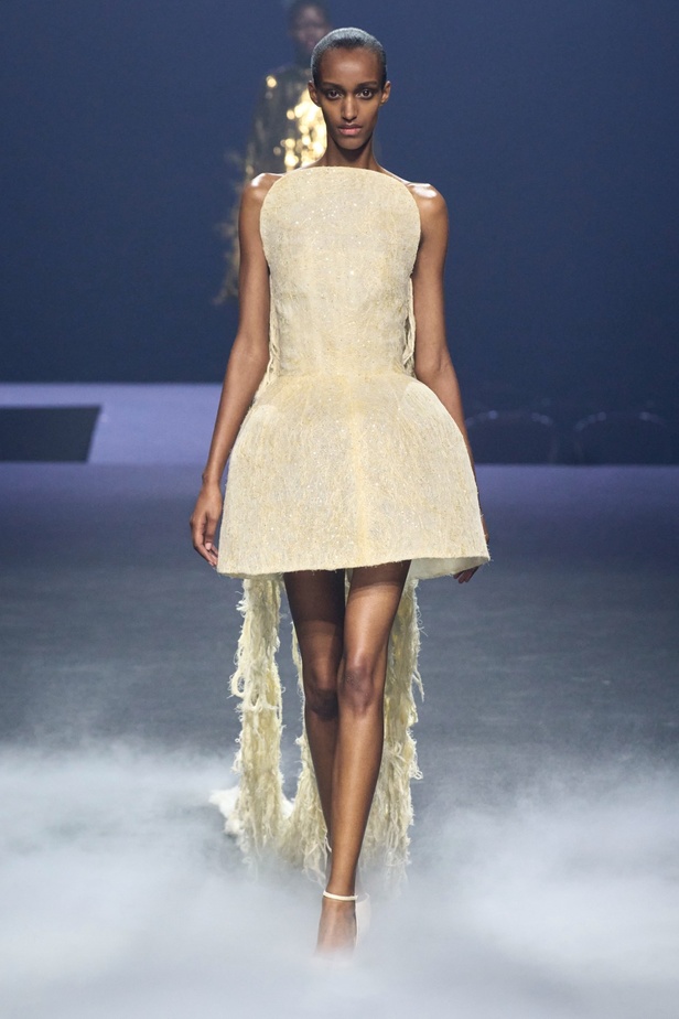 "آشي ستوديو" يدخل تاريخ الموضة من الباب العريض... أول مصمم سعودي في أسبوع باريس للأزياء الراقية بمجموعة ساحرة