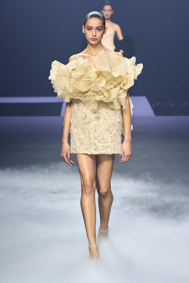 "آشي ستوديو" يدخل تاريخ الموضة من الباب العريض... أول مصمم سعودي في أسبوع باريس للأزياء الراقية بمجموعة ساحرة