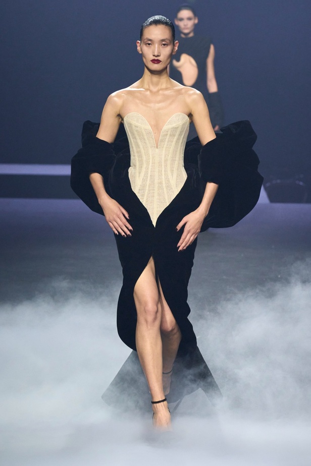 "آشي ستوديو" يدخل تاريخ الموضة من الباب العريض... أول مصمم سعودي في أسبوع باريس للأزياء الراقية بمجموعة ساحرة