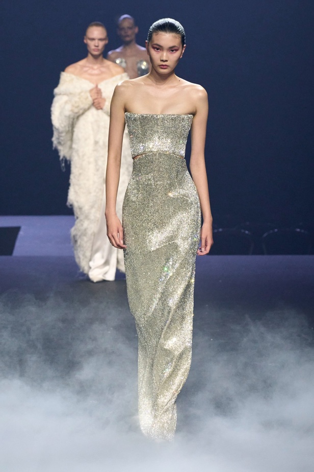 "آشي ستوديو" يدخل تاريخ الموضة من الباب العريض... أول مصمم سعودي في أسبوع باريس للأزياء الراقية بمجموعة ساحرة