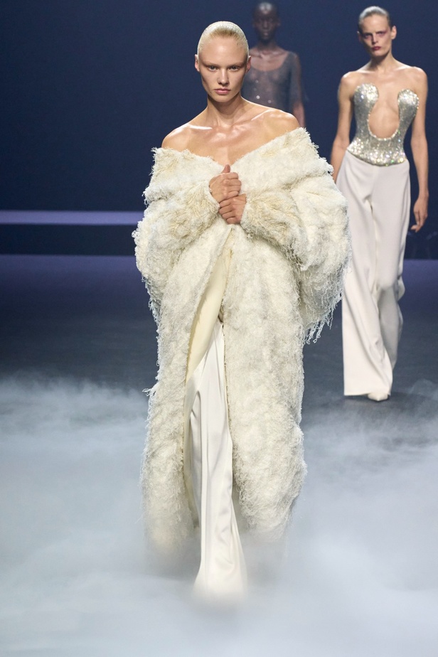 "آشي ستوديو" يدخل تاريخ الموضة من الباب العريض... أول مصمم سعودي في أسبوع باريس للأزياء الراقية بمجموعة ساحرة