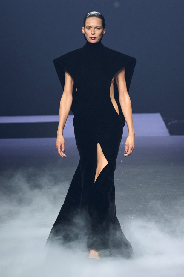 "آشي ستوديو" يدخل تاريخ الموضة من الباب العريض... أول مصمم سعودي في أسبوع باريس للأزياء الراقية بمجموعة ساحرة