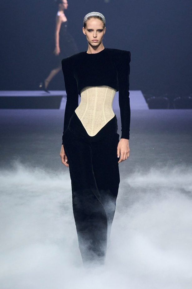 "آشي ستوديو" يدخل تاريخ الموضة من الباب العريض... أول مصمم سعودي في أسبوع باريس للأزياء الراقية بمجموعة ساحرة