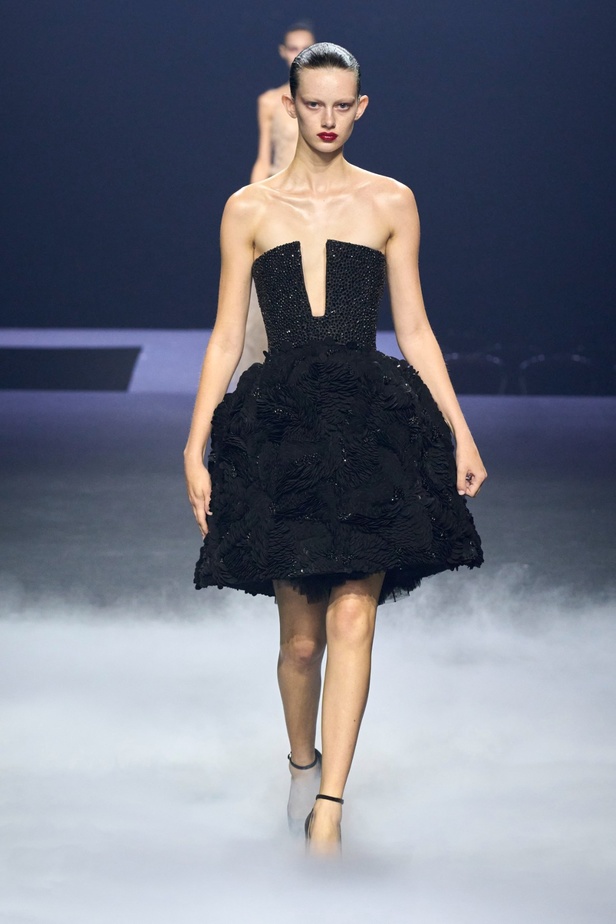 "آشي ستوديو" يدخل تاريخ الموضة من الباب العريض... أول مصمم سعودي في أسبوع باريس للأزياء الراقية بمجموعة ساحرة