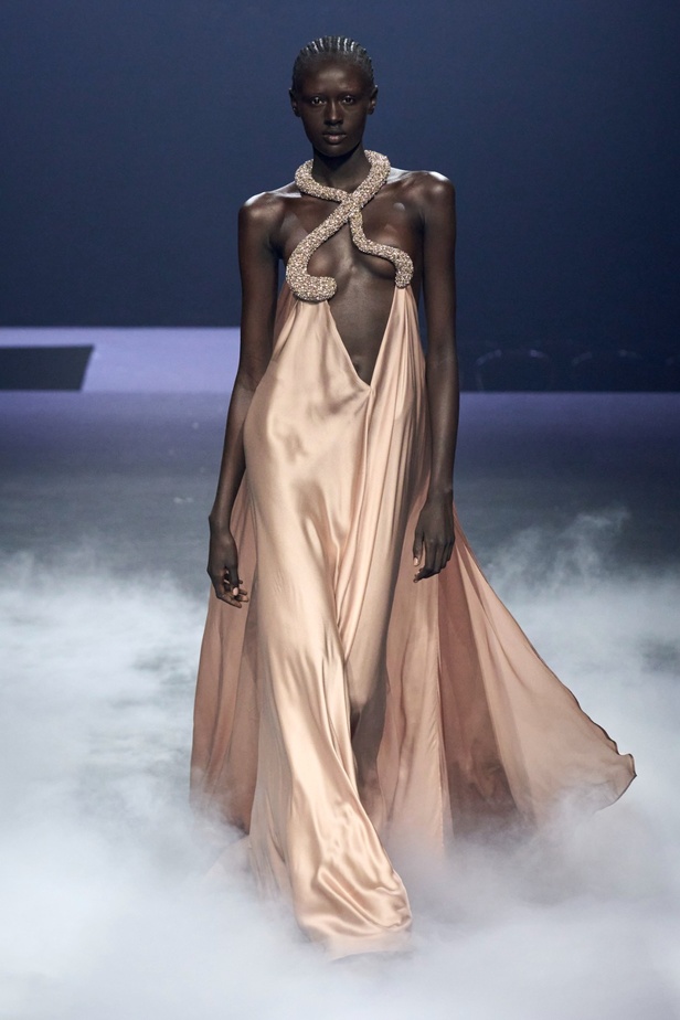 "آشي ستوديو" يدخل تاريخ الموضة من الباب العريض... أول مصمم سعودي في أسبوع باريس للأزياء الراقية بمجموعة ساحرة