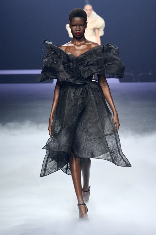 "آشي ستوديو" يدخل تاريخ الموضة من الباب العريض... أول مصمم سعودي في أسبوع باريس للأزياء الراقية بمجموعة ساحرة