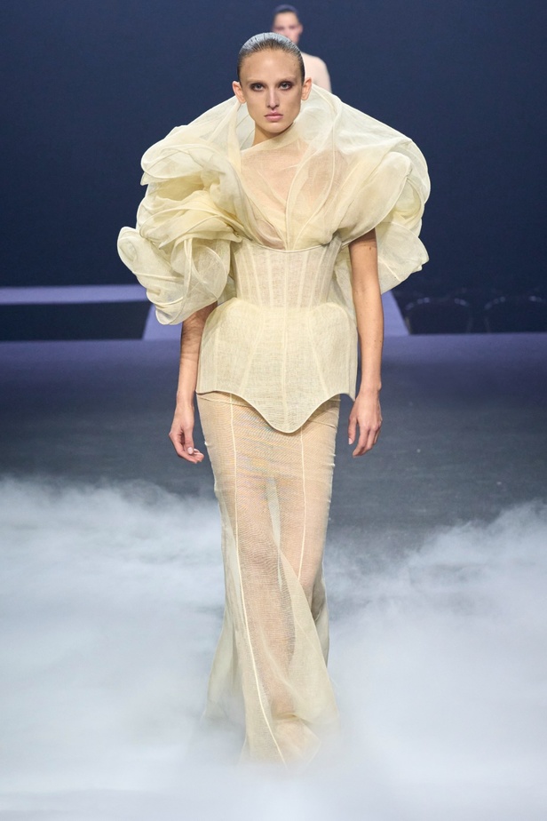 "آشي ستوديو" يدخل تاريخ الموضة من الباب العريض... أول مصمم سعودي في أسبوع باريس للأزياء الراقية بمجموعة ساحرة