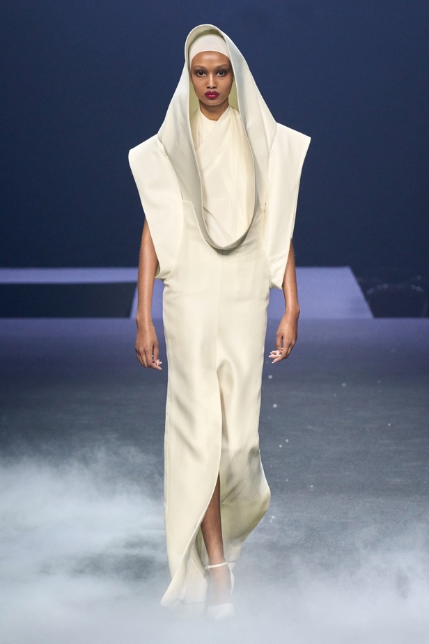 "آشي ستوديو" يدخل تاريخ الموضة من الباب العريض... أول مصمم سعودي في أسبوع باريس للأزياء الراقية بمجموعة ساحرة