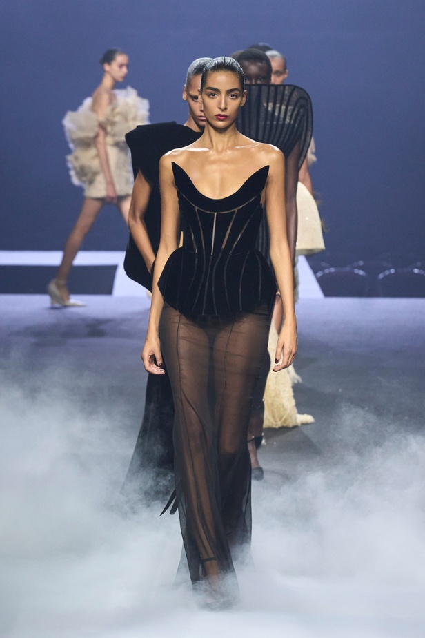 "آشي ستوديو" يدخل تاريخ الموضة من الباب العريض... أول مصمم سعودي في أسبوع باريس للأزياء الراقية بمجموعة ساحرة