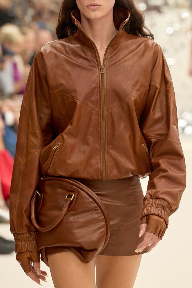 التلاعب على أسلوب الكاجوال والتفكيك والدنيم كجوهر في Acne Studio Spring 2024