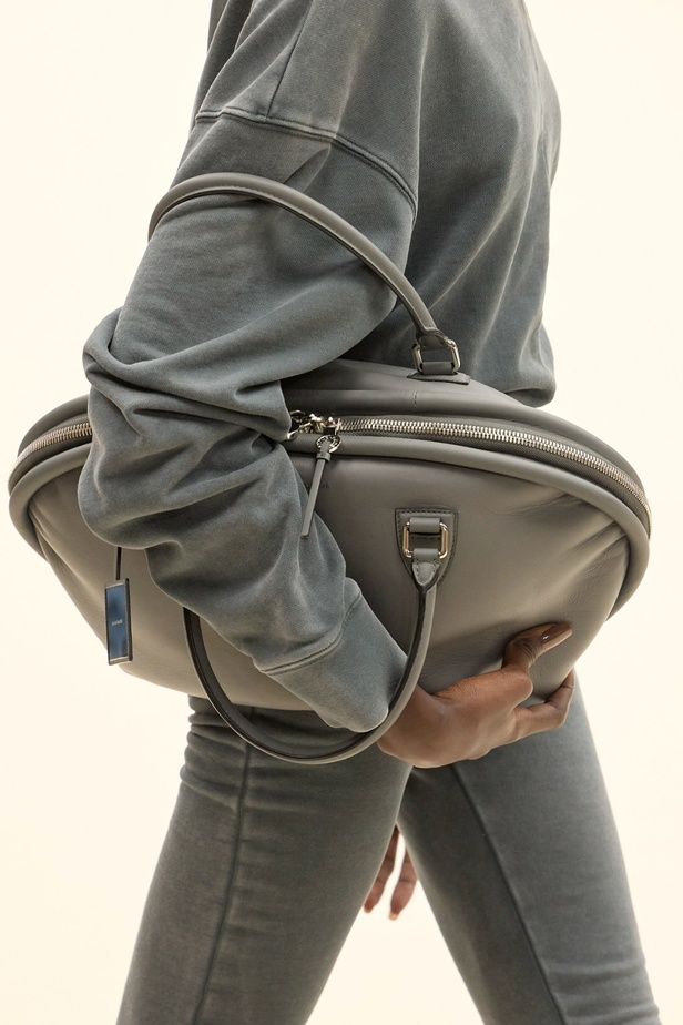 التلاعب على أسلوب الكاجوال والتفكيك والدنيم كجوهر في Acne Studio Spring 2024