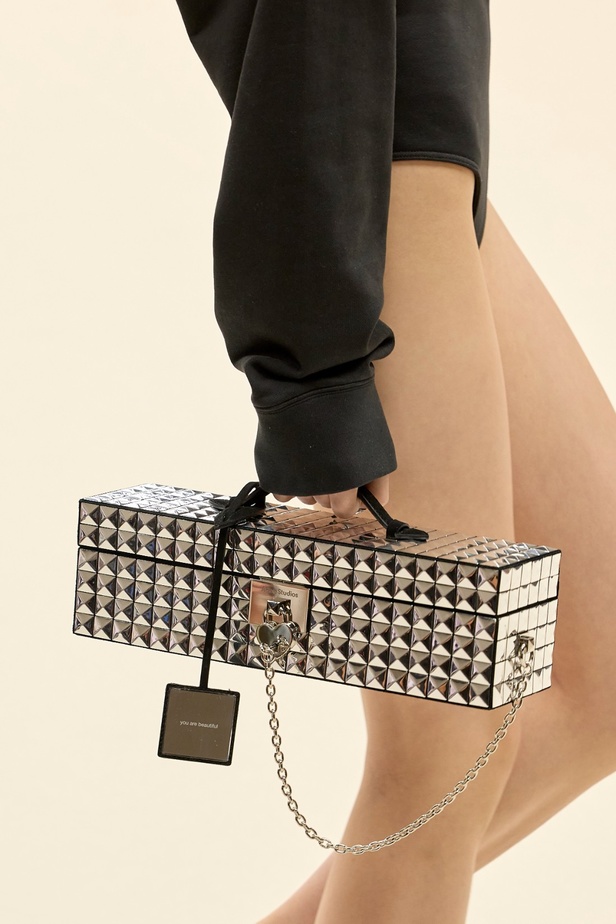 التلاعب على أسلوب الكاجوال والتفكيك والدنيم كجوهر في Acne Studio Spring 2024