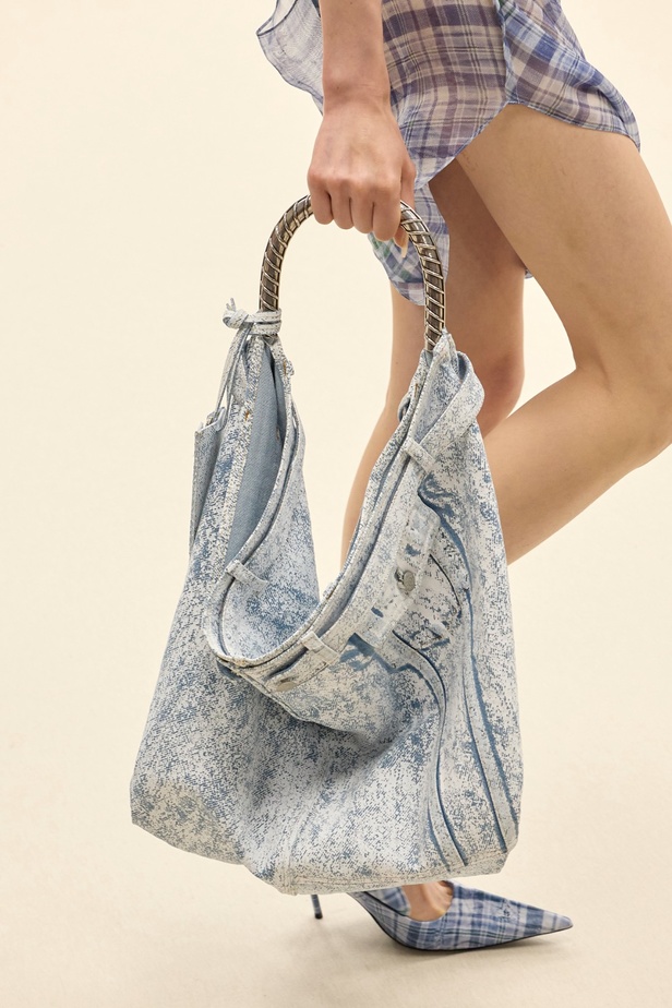 التلاعب على أسلوب الكاجوال والتفكيك والدنيم كجوهر في Acne Studio Spring 2024