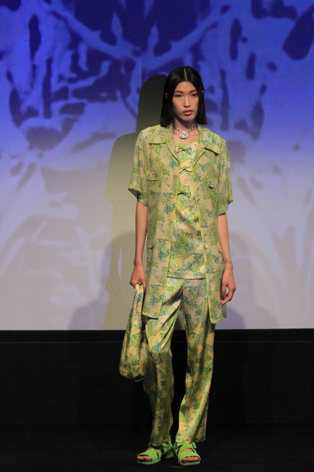 مجموعة Anna Sui لربيع وصيف 2024 تنقلنا إلى عالم البحار