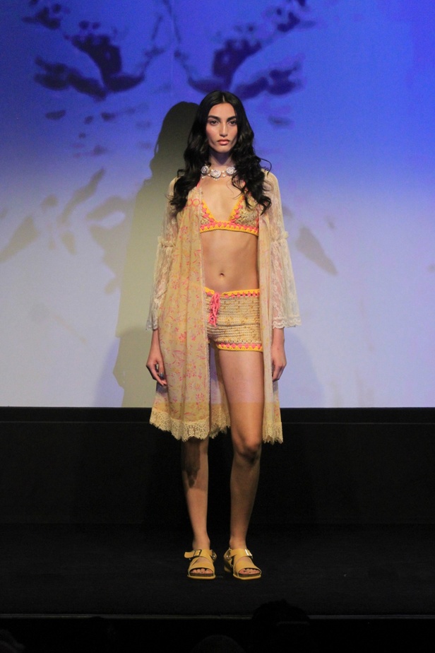 مجموعة Anna Sui لربيع وصيف 2024 تنقلنا إلى عالم البحار