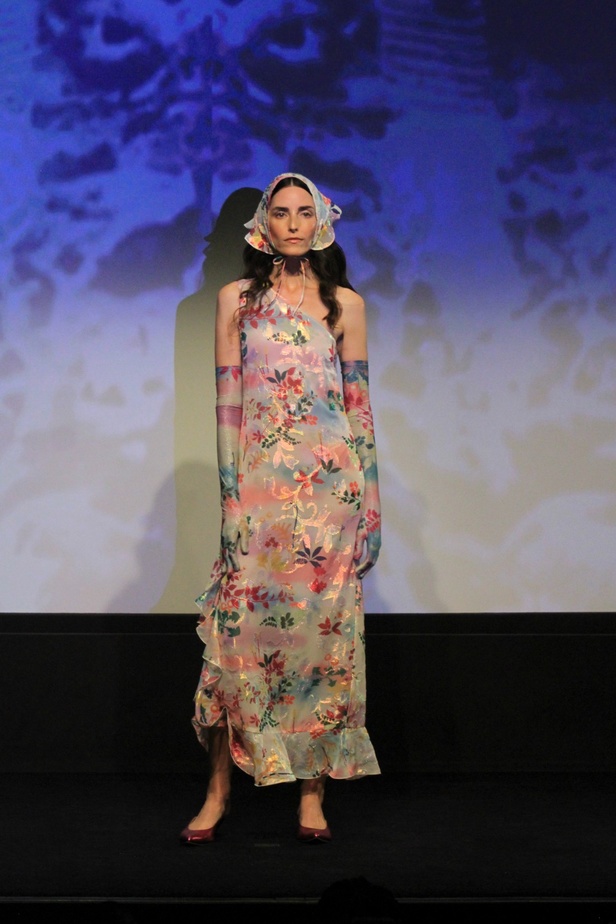 مجموعة Anna Sui لربيع وصيف 2024 تنقلنا إلى عالم البحار