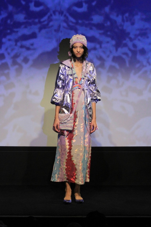 مجموعة Anna Sui لربيع وصيف 2024 تنقلنا إلى عالم البحار