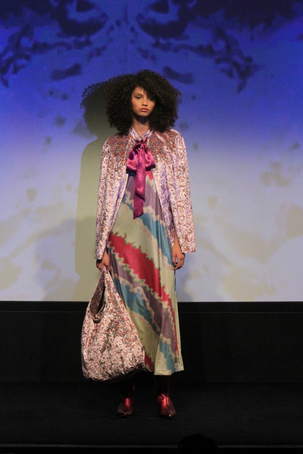 مجموعة Anna Sui لربيع وصيف 2024 تنقلنا إلى عالم البحار