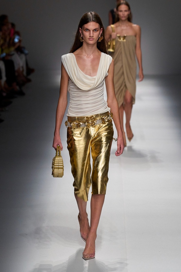 مجموعة BLUMARINE لربيع وصيف 2024