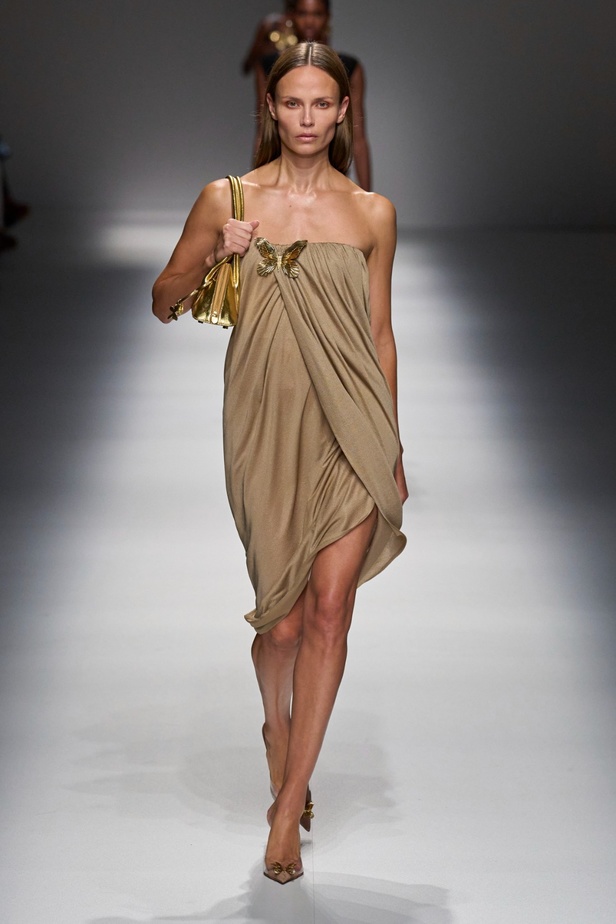 مجموعة BLUMARINE لربيع وصيف 2024