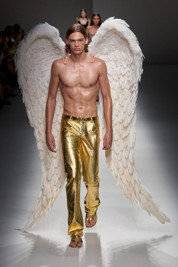 مجموعة BLUMARINE لربيع وصيف 2024